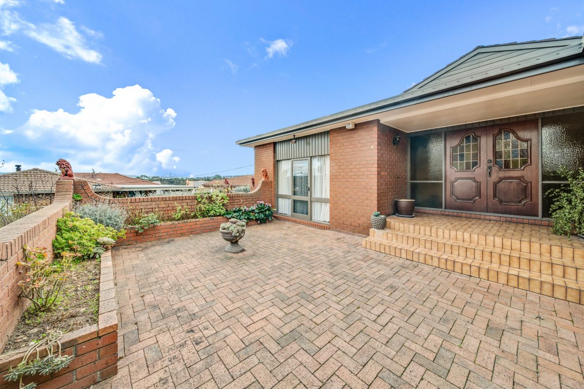 Mountain views and a wealth of space in the heart of Canberra