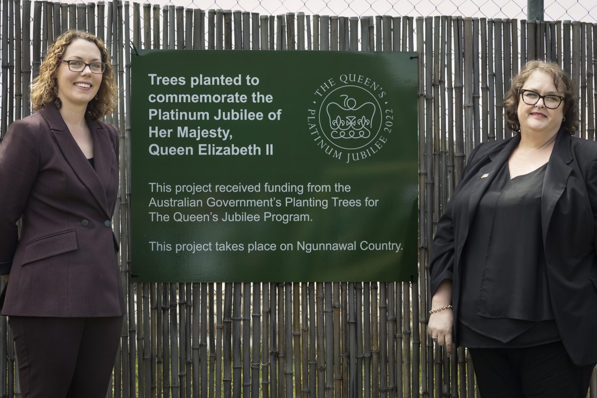 Alicia Payne and Carolyn Doherty unveil a plaque at Good Works Garden