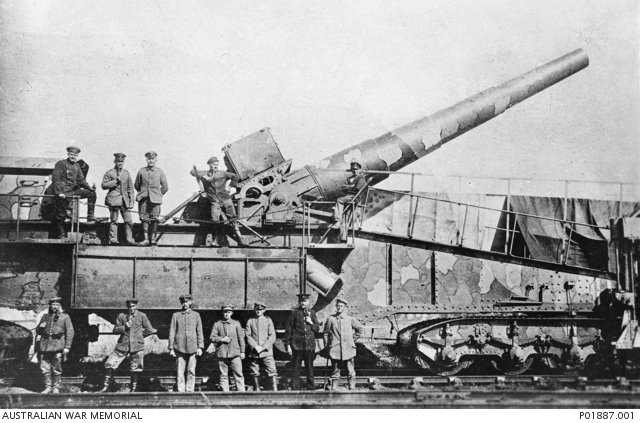 Soldiers in World War I with the cannon 