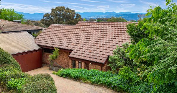 Mountain views and wide open spaces in Wanniassa