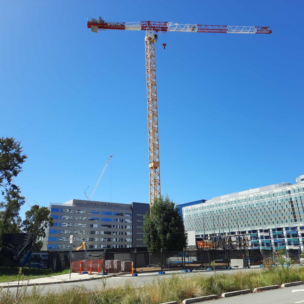 Building site and crane