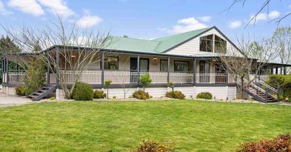 Indulge your imagination and rural dreams in this stunning house amid rolling paddocks
