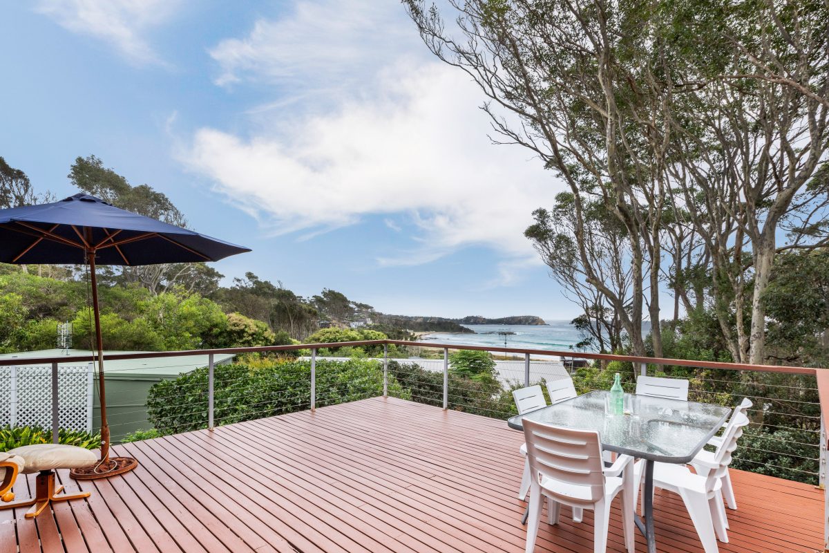 Balcony with view onto the beach