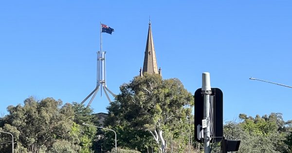 Parliament House staff scrambling to replace flag in 'unacceptable condition'