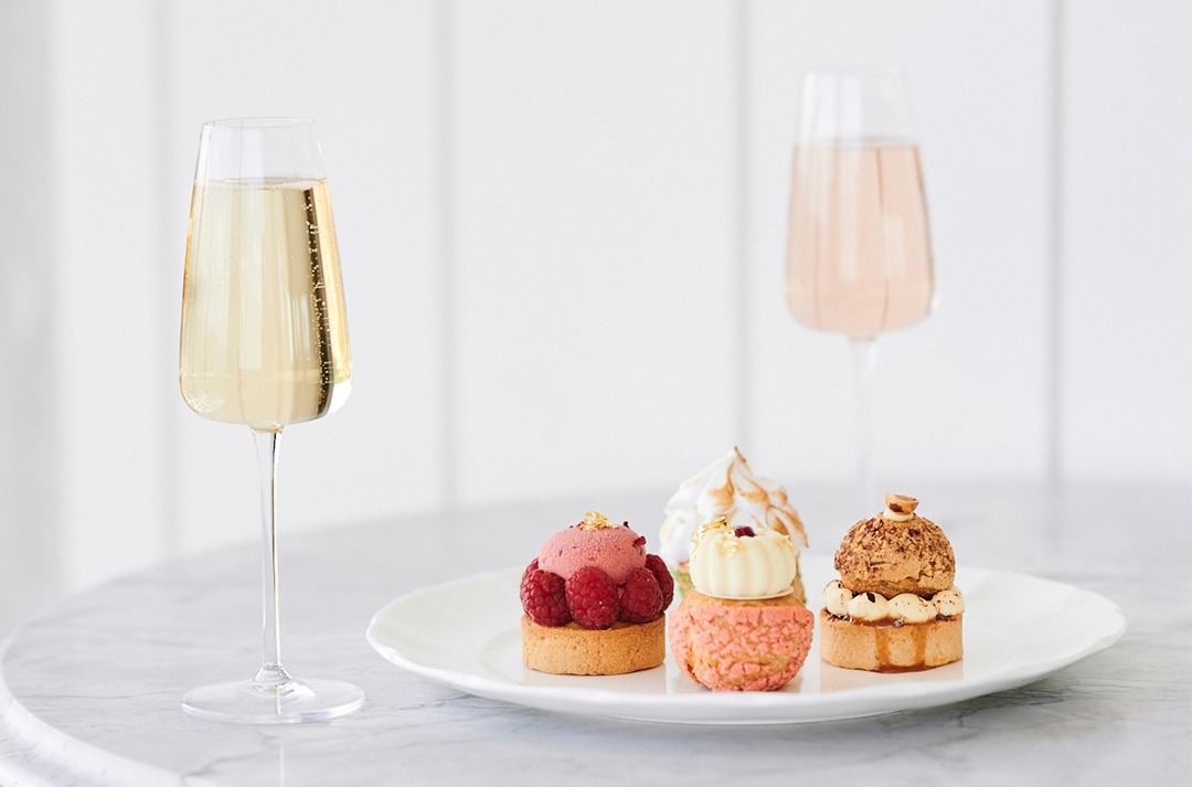 Small cakes and sparkling wine.