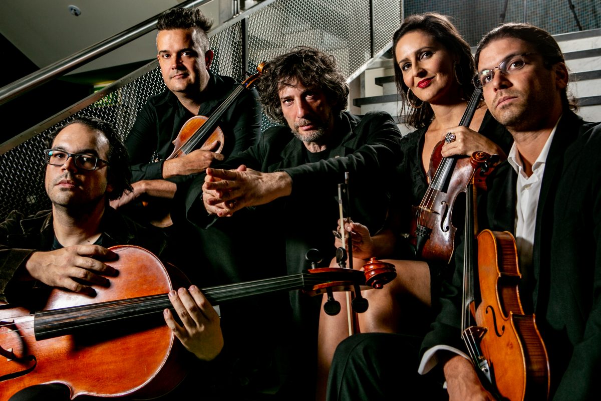 Neil Gaiman & FourPlay String Quartet group photo.