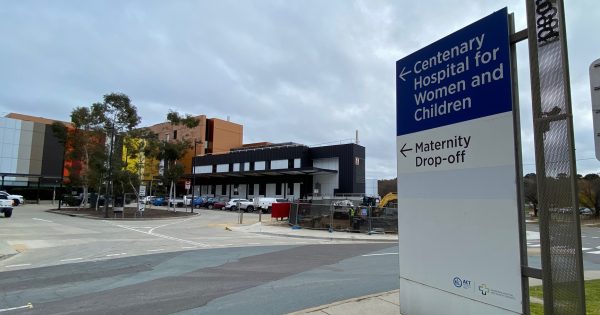 Canberra Hospital 'in danger' of losing training accreditation for obstetrics and gynaecology unit, Liberals say