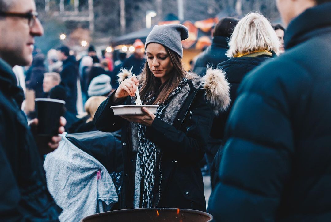 Crowd eating