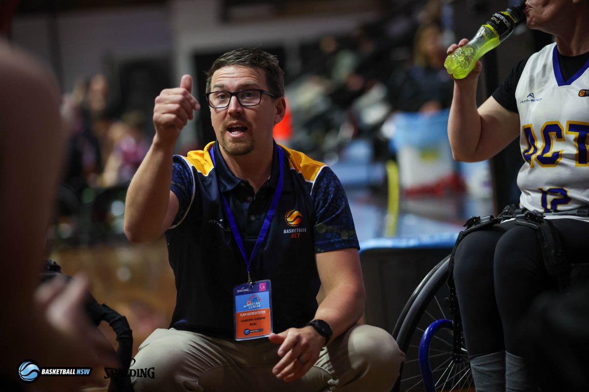 Rohan Foy talking to wheelchair basketballers