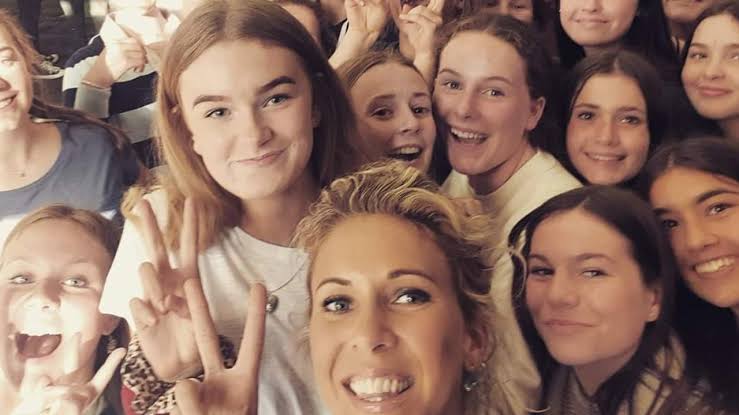 Jacinta Dubojski in a selfie with high school students