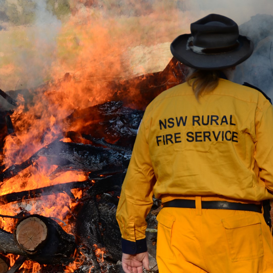 Bushfire fighter faces wall of flames