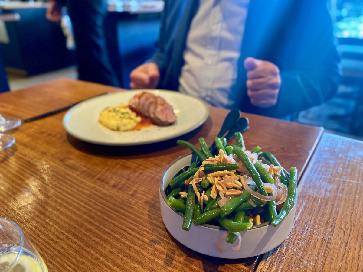 Bowl of green beans.