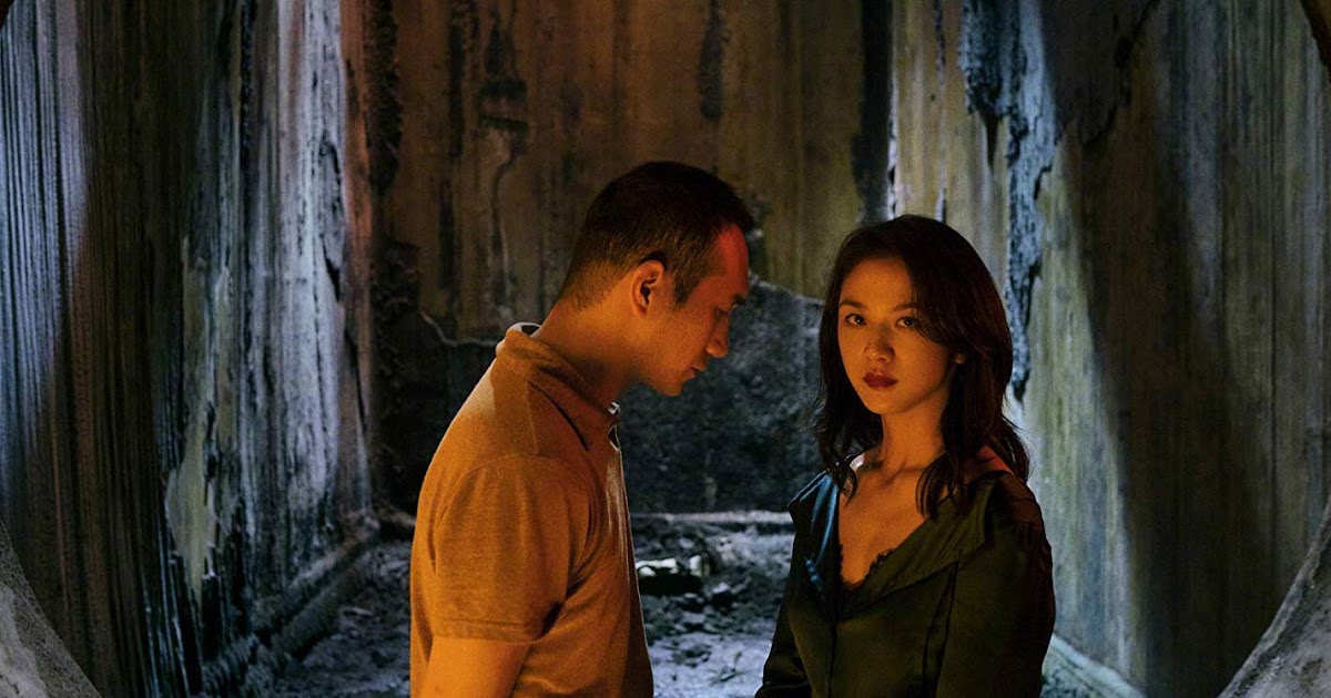 Still from Long Day's Journey into Night showing a man and a woman in an alleyway at night