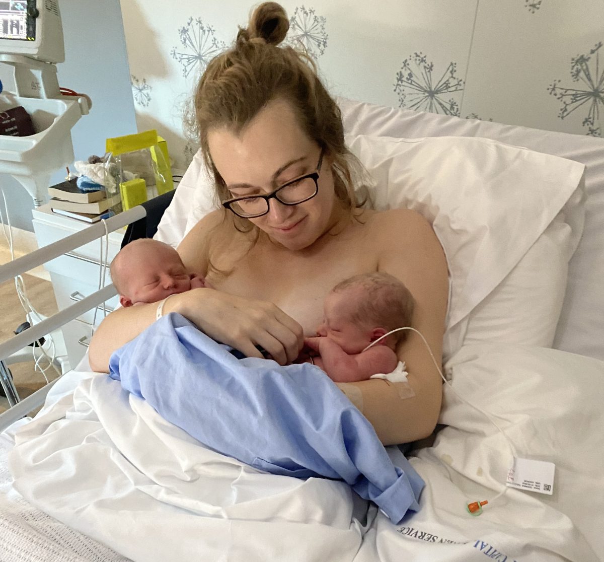 mum with newborn twin babies