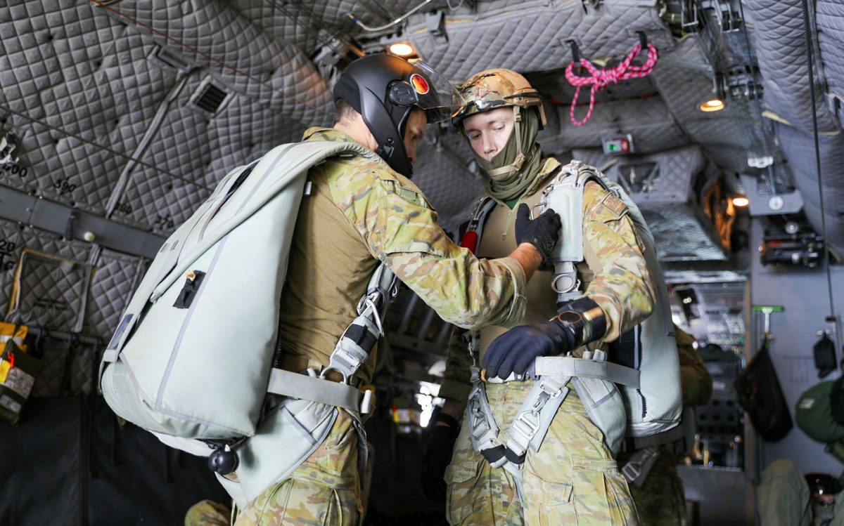 Army parachutists