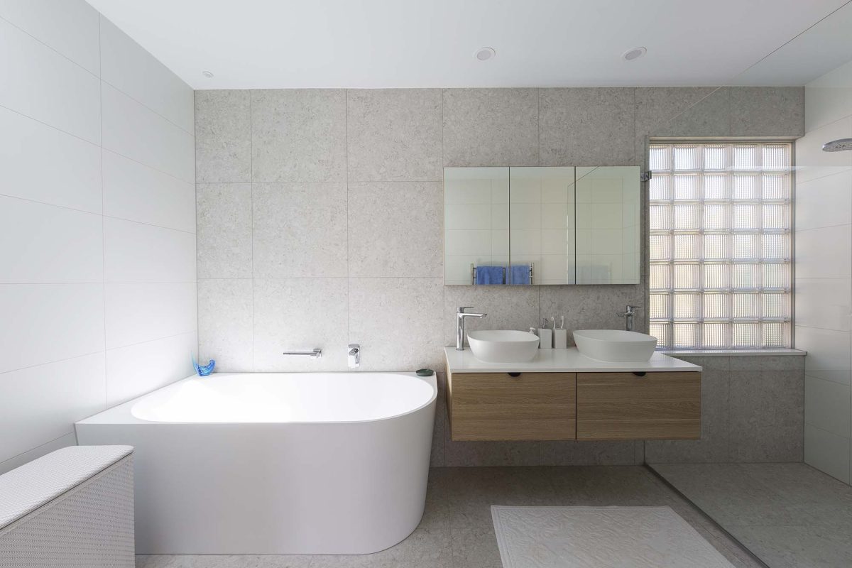 Ensuite bathroom with standalone bath tub at 2/72 Novar Street in Yarralumla