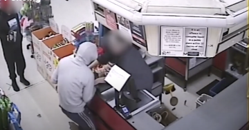 WATCH: Alleged robber accused of stealing grocery's cash register at knifepoint