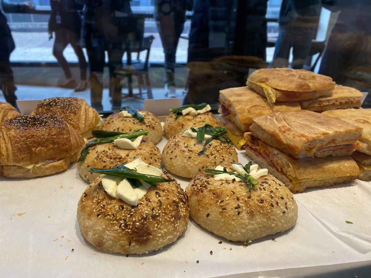 Round buns topped with cheese and herbs.