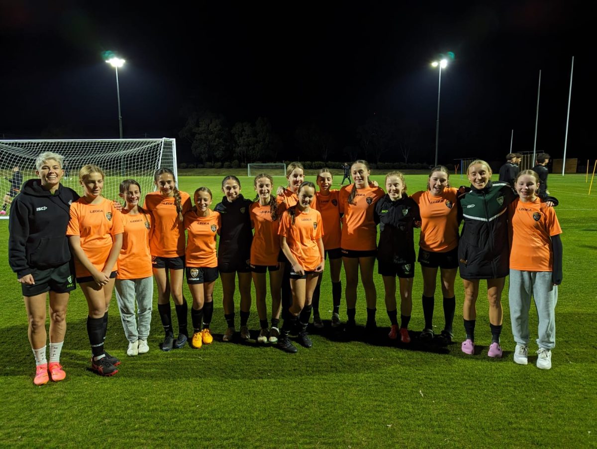 Michelle Heyman, Nicki Flannery, Sasha Grove and Emma Illjoski with Tigers FC under-14 girls team members