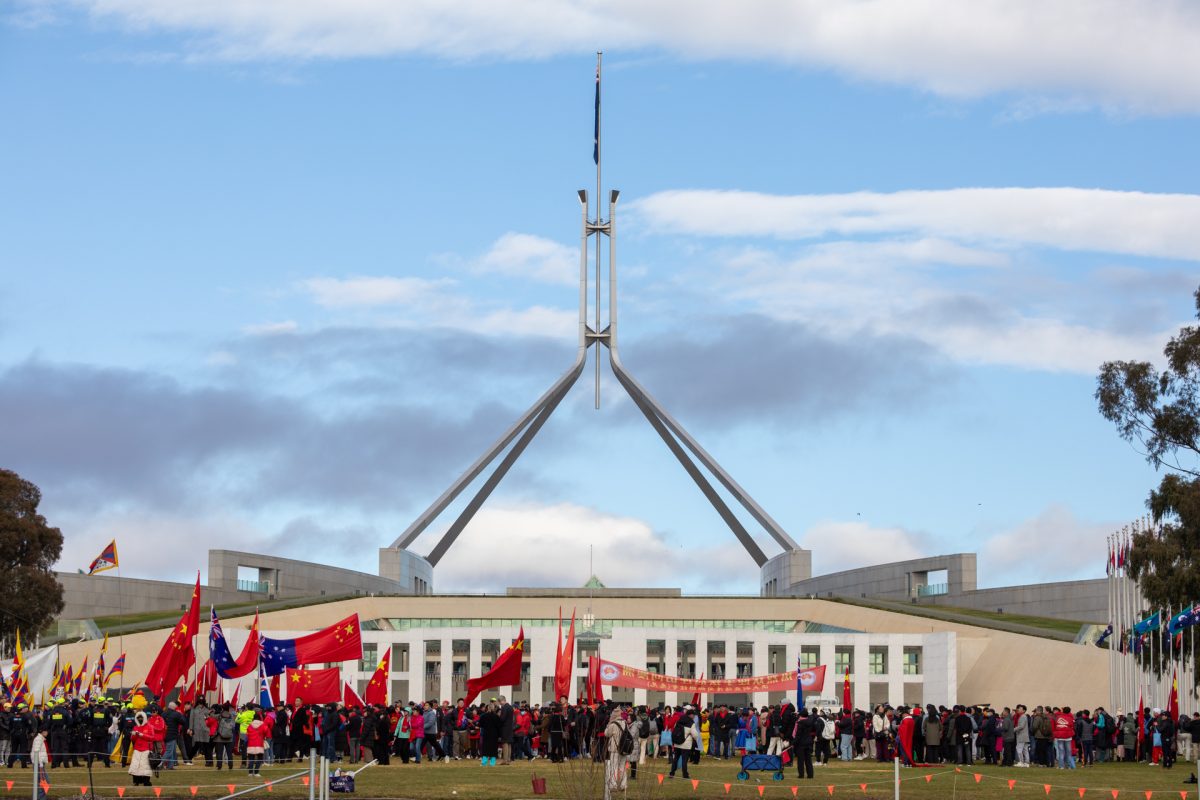 The Chinese community showed support for Premier Li's official visit outside Parliament House