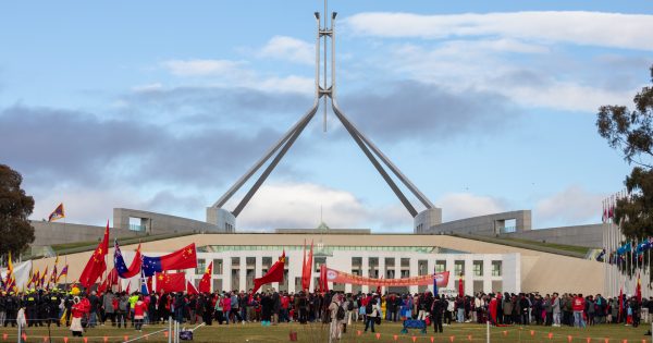 Support and protest mark Chinese Premier's Canberra visit