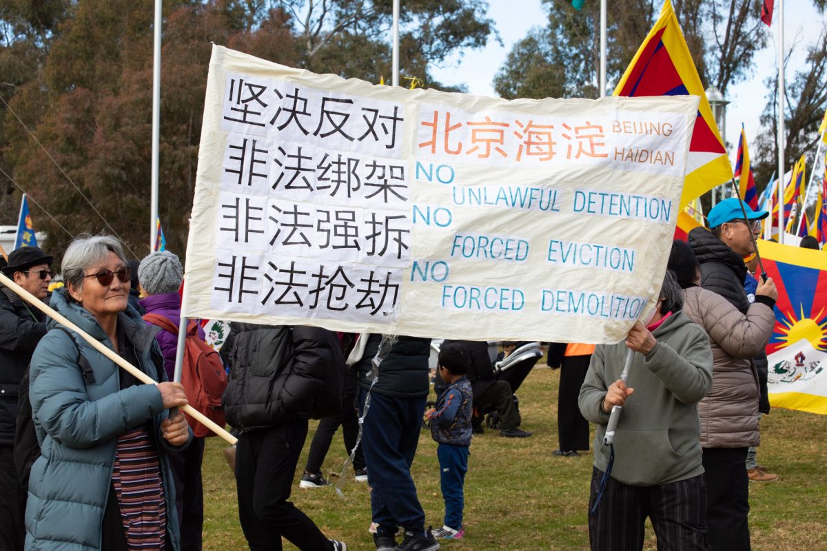 Protesters at Premier Li's visit.