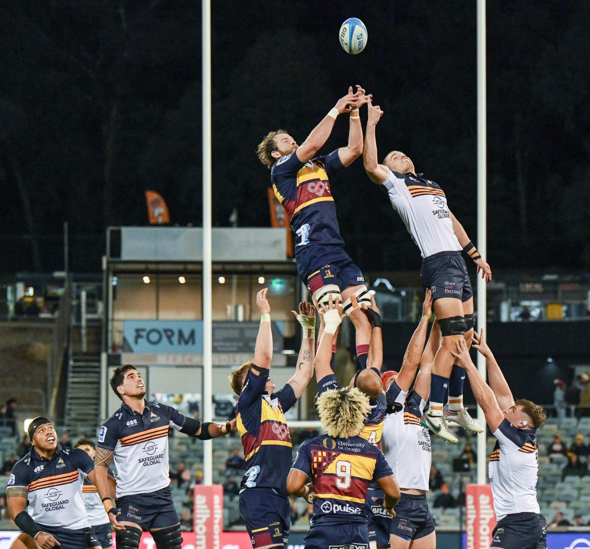 The ACT Brumbies and the Highlanders in a lineout
