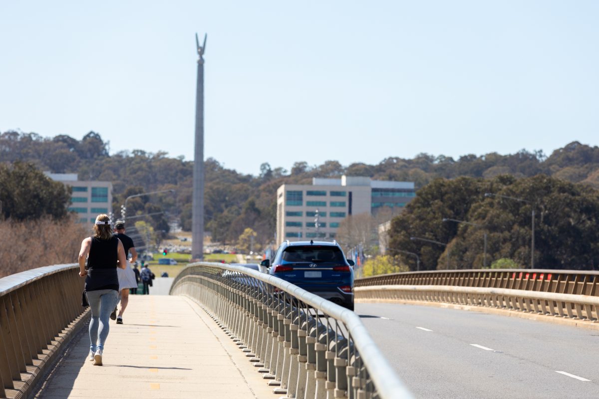 Runners on Kings Avenue Bridge