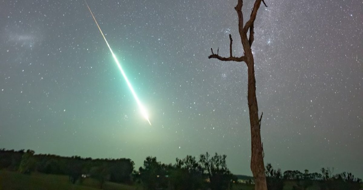 ‘It’s nuts’: two South Coast photographers catch meteor burning through night sky | Riotact