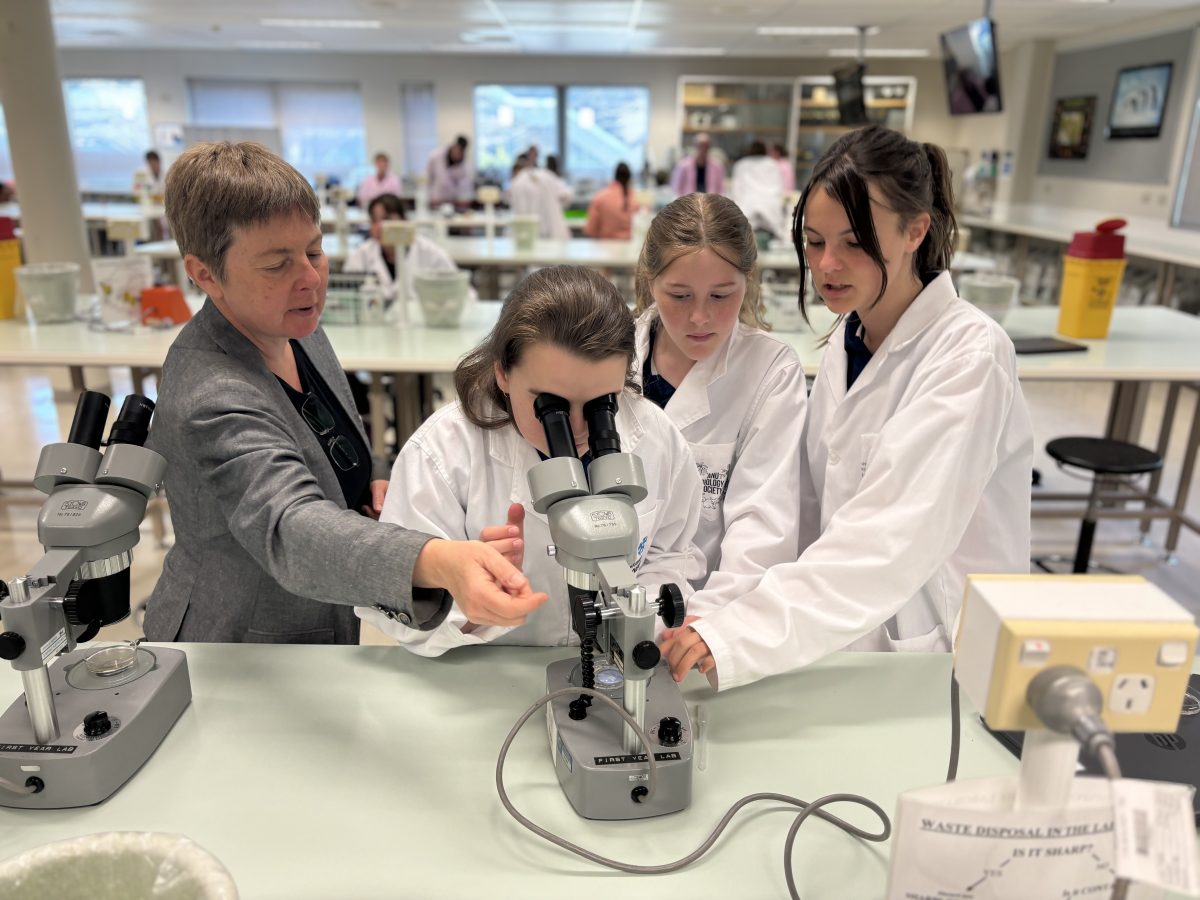 Professor Maja Adamska and students with a microscope