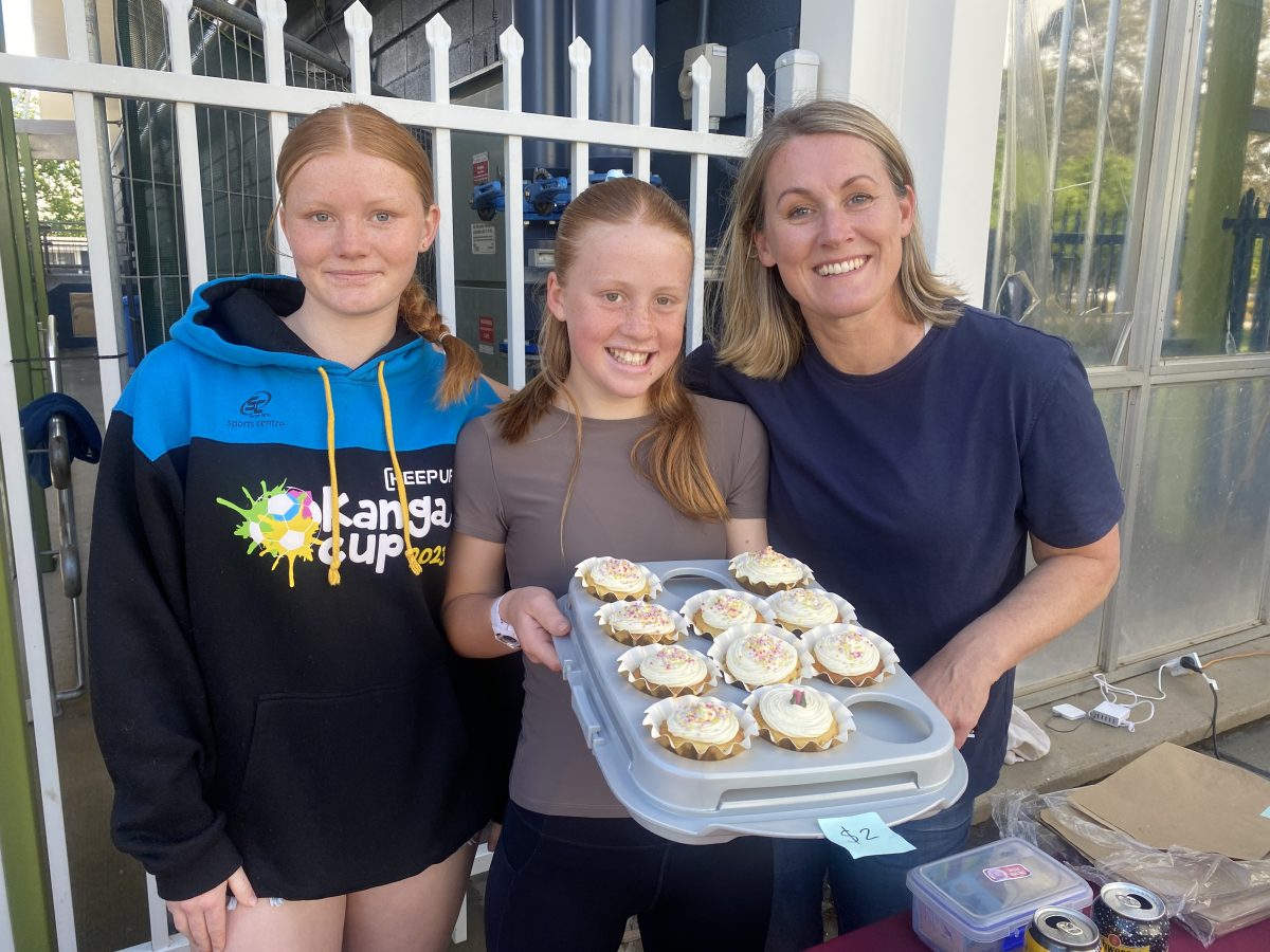 mother and daughter with cupcakes