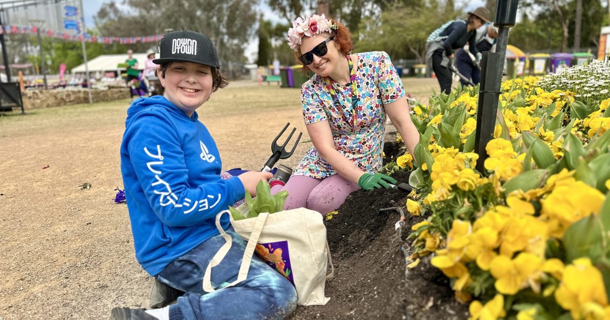 Can you dig it? Thousands descend on Floriade with pitchfork and trowel in its final hours | Riotact