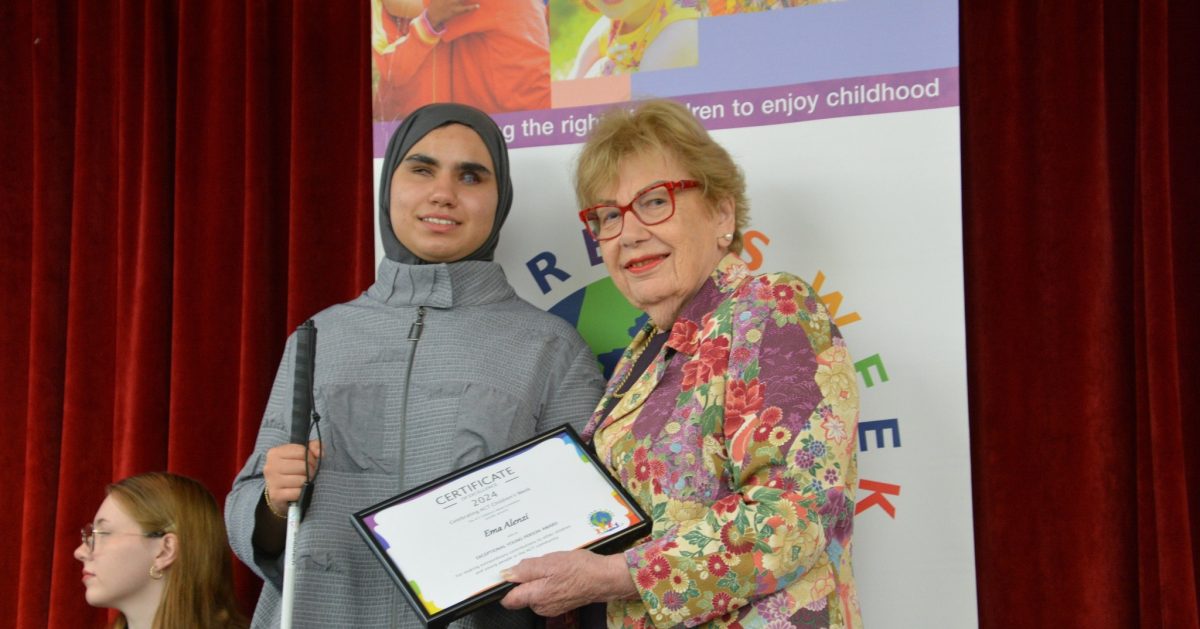 Ema Azeri receives her award 